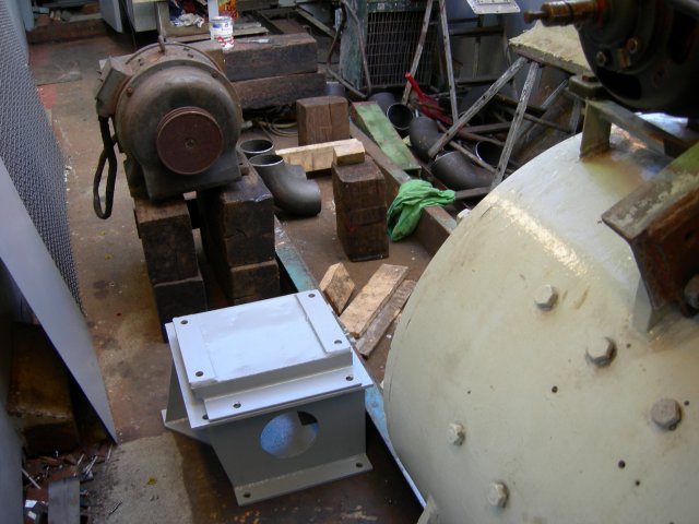 2007-08-18 Magneticeringsmaskinen skall plceras på det gråmålade fästet. 